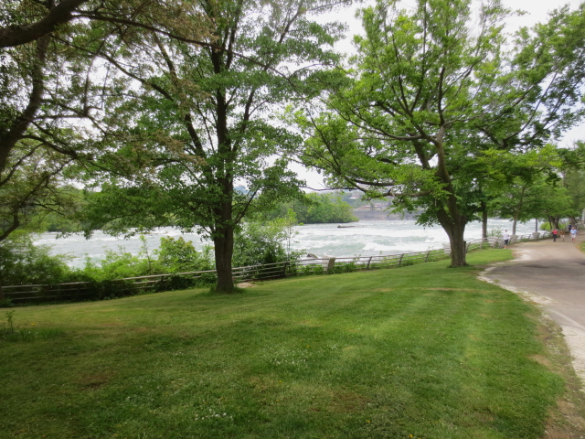 アメリカ滝への道 （７景-6）　ニューヨーク州　アメリカ　Niagara Falls, State of Newyork, USA　2013/05/22　Photo by Kohyuh