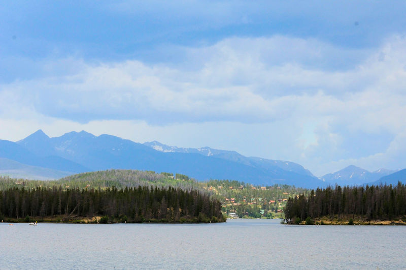 アメリカシロペリカンいる風景　グランドレイク　コロラド州　米国　Grand Lake, Colorado, America　2013/06/30　Photo by Kohyuh