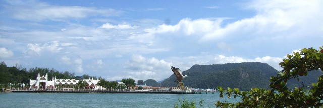 伝説公園からクア桟橋を望む