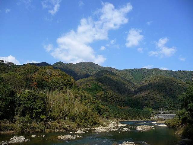 木津川左岸から紅葉間近の対岸を望む　2011/11/17 Photo by Hosoi