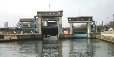 「大川側から見た毛馬の閘門」　Photo by Kohyuh　2010/12/23