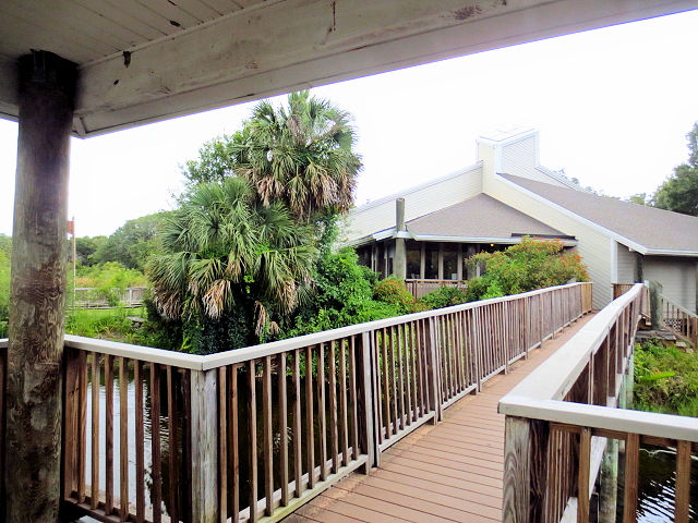 photo 1　板張り遊歩道 Boardwalk Trail