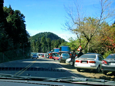 路上駐車の列　2012/03/04　Photo by Kohyuh