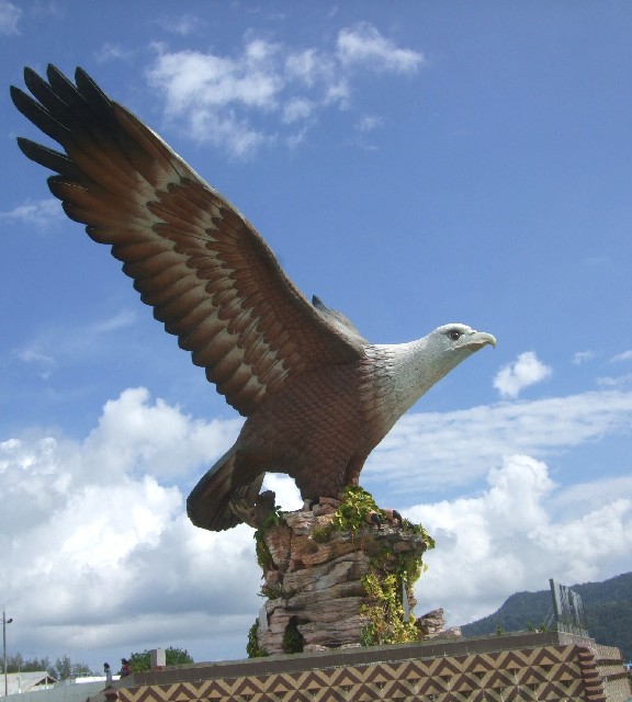 シロガシラトビの巨大な彫像　Statue of Brahminy Kite