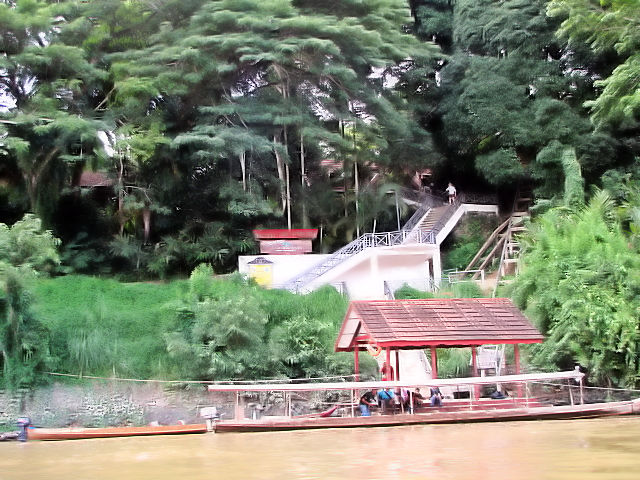 玄関桟橋を望む　タマン・ネガラ　マレーシア　Entrance Jetty,Taman Negara, Malaysia　2010/06/06　Photo by kohyuh