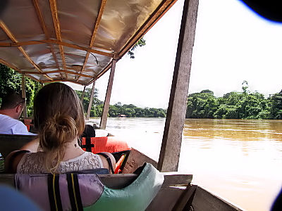 ボートで行く　Boat, River Tembeling, Malaysia　2010/06/06　Photo by kohyuh