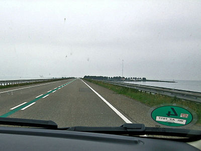 小堤防の道 (2)　（中間点）　Lelystad, 2011/06/06 Photo by Kohyuh