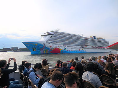 Photo I　大型客船 Norwegian Breakaway