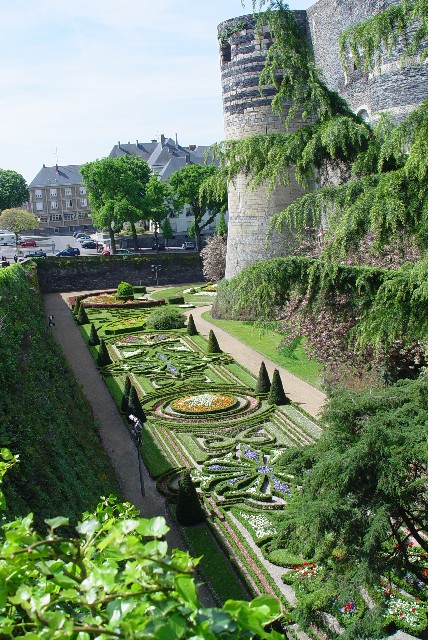 《アンジェ城》 フランス庭園風の濠 Angers, France 2004/04/25 Photo by Kohyuh