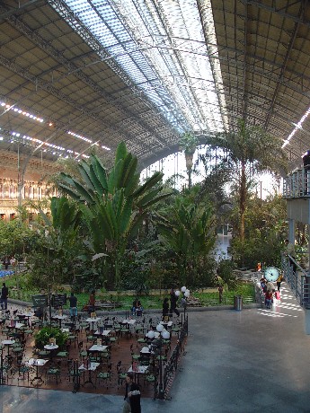 アトーチャ駅の待合室 Madrid, Spain 2005/04/17 Photo by Kohyuh atocha