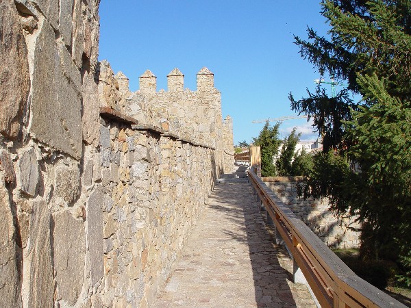 《城壁の道幅》 アビラ Avila, Spain 2005/04/22 Photo by Kohyuh avilalas_murallas