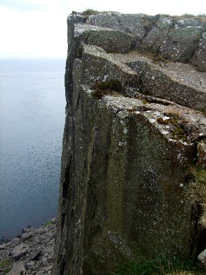 Ballycastle_fairhead_rock2_20090613