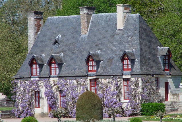 ディアンヌ・ド・ポワティエの庭園の中にある法官府 Chenonceaux, France 2004/04/26 Photo by Kohyuh chenonceaux_house