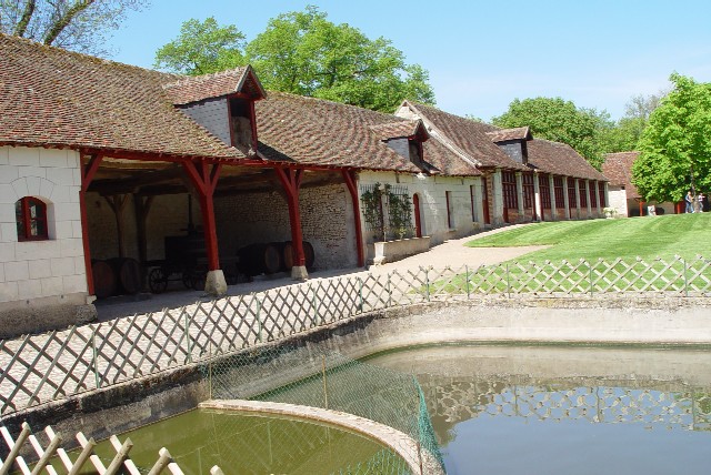 十六世紀風の農家にある池 Chenonceaux, France 2004/04/26 Photo by Kohyuh chenonceaux_pond