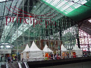 プリンシペ・ピオ駅構内のショッピングセンタ