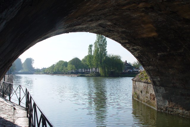 ヴィエルゾンの川の風景 Vierzon, France 2004/04/26 Photo by Kohyuh vierzon_river