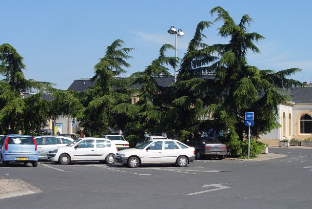 ヴィエルゾン駅前 Vierzon, France 2004/04/27 Photo by Kohyuh vierzon_station