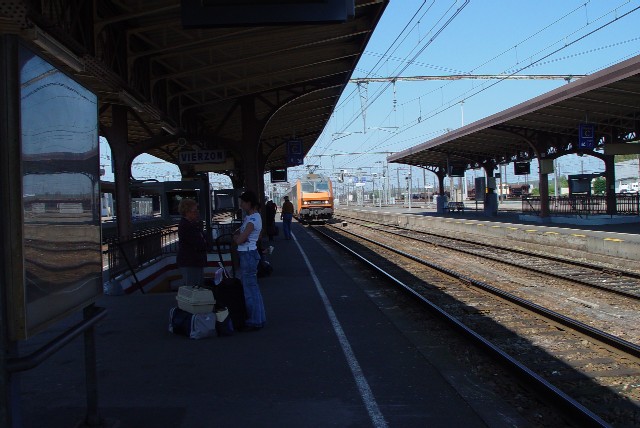 ヴィエルゾン駅のホーム Vierzon, France 2004/04/27 Photo by Kohyuh vierzon_station2