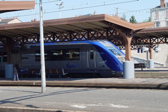 ヴィエルゾン駅のホーム2 Vierzon, France 2004/04/27 Photo by Kohyuh vierzon_station3